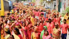 घटस्थापनाको दिन पिडरियामाई मन्दिरमा कलश स्थापना गर्न जनकपुरधामको शिवचोकस्थित गङ्गासागरबाट कलशमा जल भरेर जाँदै गरेका भक्तजन