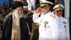 دریادار سیاری و آیت الله علی خامنه ای فرمانده کل قوای مسلح در جهوری اسلامی ایران. آقای خامنه ای از میزان توانایی ارتش در دوره رضاشاه انتقاد کرده بود