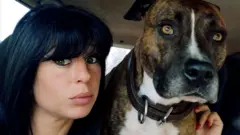 Elisa Pilarski, 29, com um de seus cães