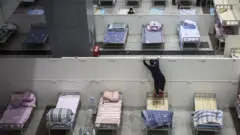 Vuhan'da karantina önlemleri kapsamında bir konferans merkezi hastaneye dönüştürülüyor. (4 Şubat)