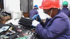 ዊ የኤሌክትሮኒክ ማዕከል ባለሙያዎች የኤሌክትሮኒክ እቃ ሲፈቱ
