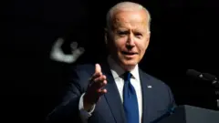Có ý kiến nói Biden đang hành động như thể ông chỉ giữ một nhiệm kỳ tổng thống.