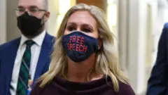 The congresswoman wears a mask supporting "free speech"