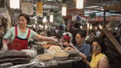 Thực khách ngồi ăn tại một gian hàng ở chợ Gwangjang, Seoul. Ảnh chụp tháng 6/2017.