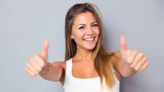 امرأة يبدو عليها التفاؤل