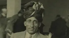 1932માં બ્રિટીશ ચેસ ચૅમ્પિયનશીપ જીત્યા બાદ ટ્રૉફી સાથે સુલ્તાન ખાન