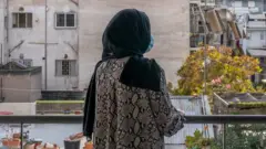 हाल ही में ग्रीस पहुंचीं नरगिस शहर को देख रही हैं