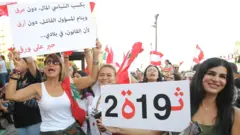 يشهد لبنان تظاهرات حاشدة بسبب تدهور المعيشة ونقص الخدمات الأساسية