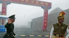 Un soldado chino e inidio en un punto de la disputada frontera.