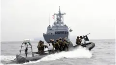 해군 특수전 대원(UDT/SEAL)으로 구성된 검문검색대 공격팀이 고속단정(RIB)에 탑승하여 피랍 상선을 모사한 함정으로 접근하고 있다