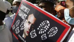 ফরাসী প্রেসিডেন্টের মন্তব্যের পর বিশ্বের বাংলাদেশে মুসলিমদের বিক্ষোভ