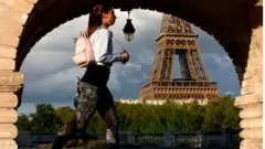 Một người dân Paris đi tập thể dục hôm 18/4