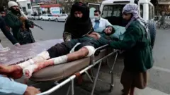 'Yan bindigar sun tada bam a wajen asibitin kafin su kutsa tare da bude wuta
