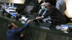 بودجه ۱۴۰۰ ایران در غیاب رئیس دو قوه به مجلس تحویل شد