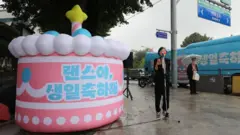 윤지현 국제엠네스티 한국지부 사무처장이 8일 서울 이태원에서 열린 '랜스야 생일 축하해' 트랜스젠더 가시화 캠페인에서 발언하고 있다