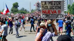 Portestas en Chile piden cambio de Constitución