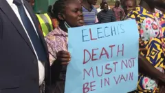Di vendors dey protest
