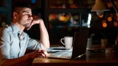 Homem diante de computador