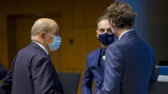 Fransa Dışişleri Bakanı Jean Yves Le Drian (solda), Almanya Dışişleri Bakanı Heiko Mass (ortada)