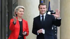 Tổng thống Pháp Emmanuel Macron (phải) chào mừng Chủ tịch Ủy ban châu Âu Ursula von der Leyen tại Điện Elysee, 07/01/2022 ở Paris, Pháp.