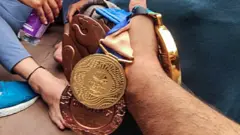 मेडल बहाने पहुंचे थे खिलाड़ी