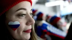 Une fan russe assiste à un match de mise au point entre la Corée du Sud et des athlètes olympiques de Russie avant le tournoi de hockey sur glace masculin des Jeux olympiques d'hiver de 2018 à Anyang Ice Arena.