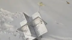 صورة متداولة على وسائل التواصل الاجتماعي الأوكرانية لمنطاد مفرغ من الهواء مربوط فيه عاكس رادار