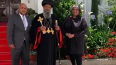 ኣቡነ ማትያስ (ማእከል) መግለጺኦም ድሕሪ ምውጽኡ ምስ ኣምባሳደር ኣመሪካ ኣብ ኢትዮጵያ ጊታ ፓሲ (የማን) ተራኺቦም