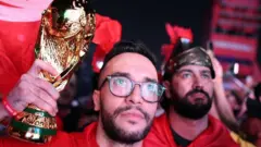 د قطر فوټبال نړیوال جام ته لار له بېلابېلو بحثونو سره مله وه. خو د فوټبال عرب مینه وال دا په نړیواله کچه د لوبو ډګر کې دوی ته د ویاړ او ساتېری ځای دی.