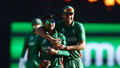 শেষ ওভারে প্রয়োজন ছিল ১৬ রান, তখন মোসাদ্দেক হোসেন সৈকতের হাতে বল তুলে দেন সাকিব আল হাসান।