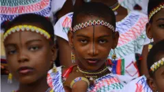 লাগোসে ক্রিসমাস ক্যারোল সার্ভিসের জন্য সেজেছেন এই নারীরা