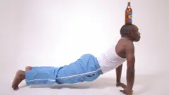 Seburikoko ari gukora pompages yikoreye icupa