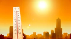 Termómetro en una ciudad durante una ola de calor