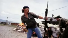 Guerrilheiros sandinistas em frente ao quartel general da Guarda Nacional em Esteli, na Nicarágua
