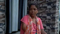 কার্ড বোর্ডের কারখানায় কাজ করতে গিয়ে হাত হারিয়েছেন সঙ্গিতা রয়। কোম্পানি একটি টাকাও দেয়নি।