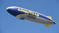 Dirigible publicitando a la marca de neumáticos Goodyear.
