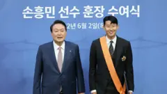 윤석열 대통령이 2일 서울월드컵경기장에서 손흥민에게 체육훈장 최고등급인 청룡장을 수여한 뒤 기념 촬영을 하고 있다