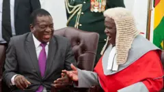 aji mkuu wa Zimbambwe Luke Malaba (Kulia) wakati wa kuapishwa kwa rais Mnangagwa (kushoto)