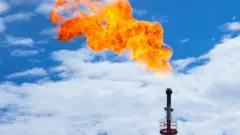 ካብ ምህርቲ ነዳዲ ዝወጽእ ዝተቓጸለ ጋዝ