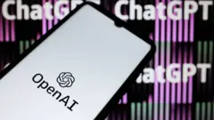 شعار OpenAI على شاشة هاتف ذكي وشعار ChatGPT