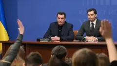 اولکسی دانیلوف (سمت چپ) در میزگرد مطبوعاتی روز بعد از شلیک به هواپیمای مسافری در کنار نخست‌وزیر اوکراین (سمت راست)