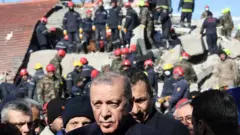 إردوغان في موقع الزلزال