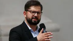 Gabriel Boric, presidente do Chile, falando em frente a um microfone