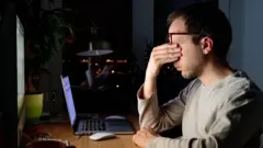 موظف يعمل من المنزل