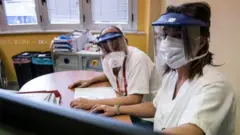 Persoal médico en turín, Italia.