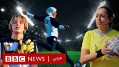 مجموعة من لاعبات كرة قدم عربيات