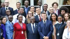 Le président français Emmanuel Macron et président du Ghana, Nana Akufo-Addo, avec les 30 jeunes leaders de la French-African Foundation.