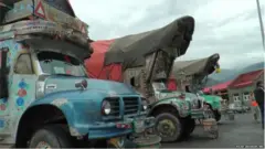 रुके हुए ट्रक