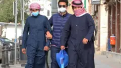 عرب يرتدون كمامات