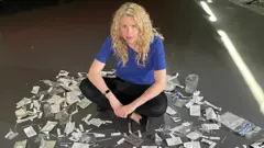 BBC記者勞拉·福斯特（Laura Foster）與她用過的新冠病毒快速抗原檢測包